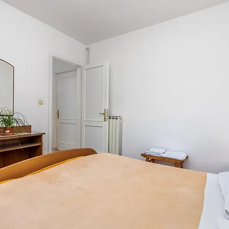 Rona Ani Apartment *