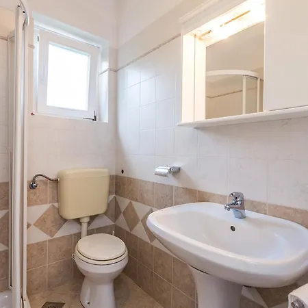 Rona Ani Apartment *
